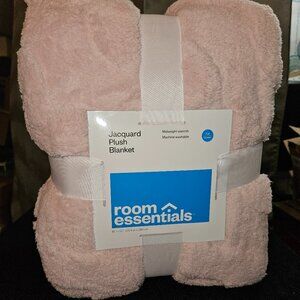 NWT Room Essentials Pink Jacquard Plush Blanket (Full/Queen 90 in x 92 in)